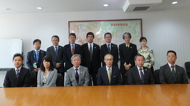 高岡正人大使と苛原医歯薬学研究部長、中尾部長他、本学関係者